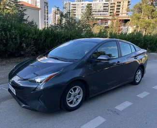 Vooraanzicht van een huurauto Toyota Prius in Tbilisi, Georgië ✓ Auto #10555. ✓ Transmissie Automatisch TM ✓ 0 beoordelingen.