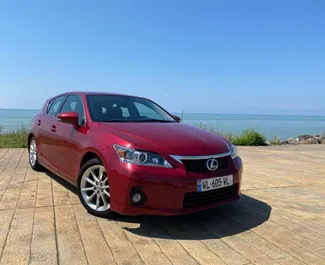 Vooraanzicht van een huurauto Lexus CT200H in Tbilisi, Georgië ✓ Auto #10438. ✓ Transmissie Automatisch TM ✓ 0 beoordelingen.