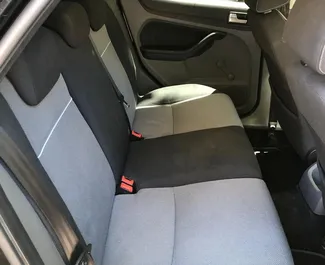 Interieur van Ford Focus te huur in Albanië. Een geweldige auto met 5 zitplaatsen en een Handmatig transmissie.