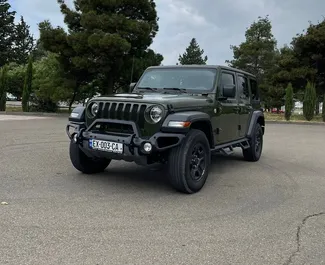 Vooraanzicht van een huurauto Jeep Wrangler in Tbilisi, Georgië ✓ Auto #10692. ✓ Transmissie Automatisch TM ✓ 0 beoordelingen.