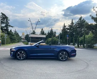 Benzine motor van 2,3L van Ford Mustang Cabrio 2020 te huur in Tbilisi.