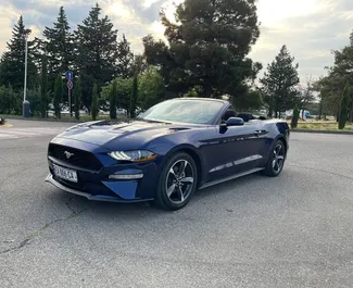 Vooraanzicht van een huurauto Ford Mustang Cabrio in Tbilisi, Georgië ✓ Auto #10694. ✓ Transmissie Automatisch TM ✓ 0 beoordelingen.