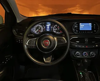 Fiat Egea Multijet 2024 beschikbaar voor verhuur in Istanbul, met een kilometerlimiet van 200 km/dag.