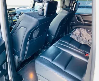 Interieur van Mercedes-Benz G63 AMG te huur in Azerbeidzjan. Een geweldige auto met 5 zitplaatsen en een Automatisch transmissie.