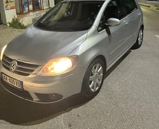 Vooraanzicht van een huurauto Volkswagen Golf Plus in Durrës, Albanië ✓ Auto #9894. ✓ Transmissie Automatisch TM ✓ 0 beoordelingen.