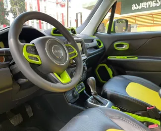 Benzine motor van 2,4L van Jeep Renegade 2019 te huur in Tbilisi.