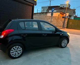 Benzine motor van L van Hyundai Ix20 2014 te huur op de luchthaven van Tirana.