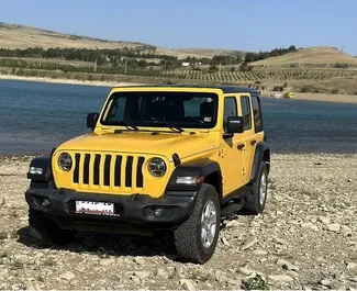 Vooraanzicht van een huurauto Jeep Wrangler in Tbilisi, Georgië ✓ Auto #10830. ✓ Transmissie Automatisch TM ✓ 0 beoordelingen.