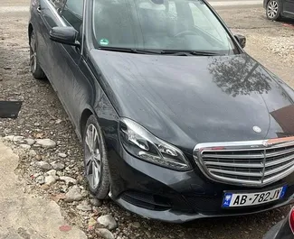 Vooraanzicht van een huurauto Mercedes-Benz E220 op de luchthaven van Tirana, Albanië ✓ Auto #10927. ✓ Transmissie Automatisch TM ✓ 0 beoordelingen.