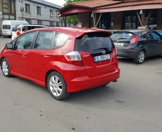 Vooraanzicht van een huurauto Honda Fit in Tbilisi, Georgië ✓ Auto #10842. ✓ Transmissie Automatisch TM ✓ 0 beoordelingen.