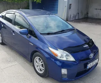 Vooraanzicht van een huurauto Toyota Prius in Tbilisi, Georgië ✓ Auto #10844. ✓ Transmissie Automatisch TM ✓ 0 beoordelingen.