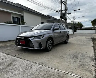 Vooraanzicht van een huurauto Toyota Yaris Ativ op de luchthaven van Phuket, Thailand ✓ Auto #10809. ✓ Transmissie Automatisch TM ✓ 0 beoordelingen.