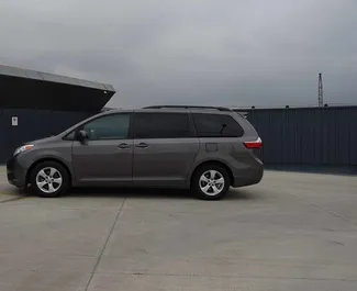 Verhuur Toyota Sienna. Comfort, Minivan Auto te huur in Georgië ✓ Borg van Zonder Borg ✓ Verzekeringsmogelijkheden TPL, CDW.