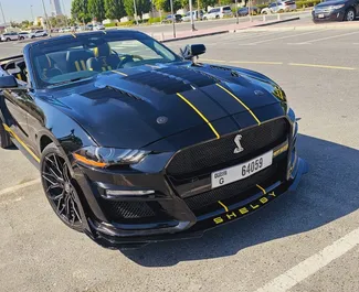 Vooraanzicht van een huurauto Ford Mustang Coupe in Dubai, Verenigde Arabische Emiraten ✓ Auto #8413. ✓ Transmissie Automatisch TM ✓ 0 beoordelingen.