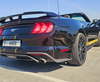 Ford Mustang Coupe 2022 beschikbaar voor verhuur in Dubai, met een kilometerlimiet van 200 km/dag.