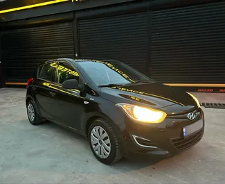 Vooraanzicht van een huurauto Hyundai Ix20 op de luchthaven van Tirana, Albanië ✓ Auto #10900. ✓ Transmissie Handmatig TM ✓ 0 beoordelingen.