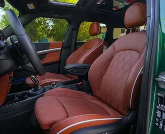 Interieur van Mini Countryman Cooper S te huur in de VAE. Een geweldige auto met 5 zitplaatsen en een Automatisch transmissie.