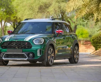 Vooraanzicht van een huurauto Mini Countryman Cooper S in Dubai, Verenigde Arabische Emiraten ✓ Auto #8562. ✓ Transmissie Automatisch TM ✓ 0 beoordelingen.