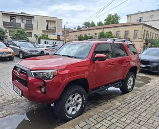 Vooraanzicht van een huurauto Toyota 4 Runner in Tbilisi, Georgië ✓ Auto #10898. ✓ Transmissie Automatisch TM ✓ 0 beoordelingen.