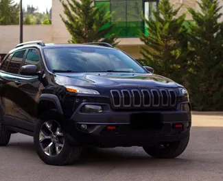 Vooraanzicht van een huurauto Jeep Cherokee in Tbilisi, Georgië ✓ Auto #10859. ✓ Transmissie Automatisch TM ✓ 0 beoordelingen.