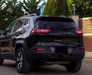 Jeep Cherokee 2019 beschikbaar voor verhuur in Tbilisi, met een kilometerlimiet van onbeperkt.