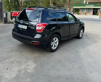 Vooraanzicht van een huurauto Subaru Forester in Koetaisi, Georgië ✓ Auto #10906. ✓ Transmissie Automatisch TM ✓ 0 beoordelingen.