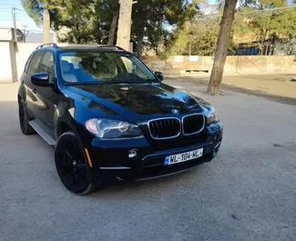 Vooraanzicht van een huurauto BMW X5 in Tbilisi, Georgië ✓ Auto #10826. ✓ Transmissie Automatisch TM ✓ 0 beoordelingen.