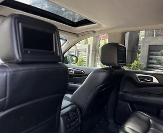 Interieur van Nissan Pathfinder te huur in Georgië. Een geweldige auto met 7 zitplaatsen en een Automatisch transmissie.