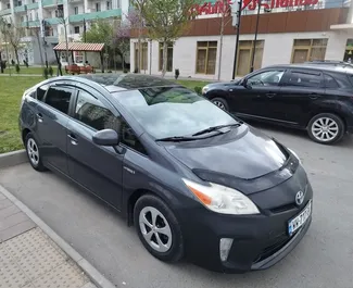 Vooraanzicht van een huurauto Toyota Prius in Tbilisi, Georgië ✓ Auto #10841. ✓ Transmissie Automatisch TM ✓ 0 beoordelingen.