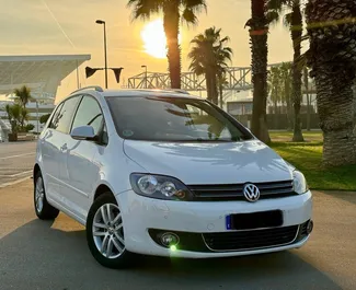 Vooraanzicht van een huurauto Volkswagen Golf Plus in Barcelona, Spanje ✓ Auto #10858. ✓ Transmissie Automatisch TM ✓ 0 beoordelingen.