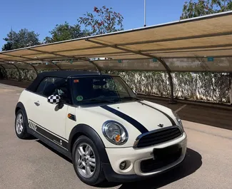 Vooraanzicht van een huurauto Mini Cooper Cabrio in Barcelona, Spanje ✓ Auto #10834. ✓ Transmissie Automatisch TM ✓ 0 beoordelingen.