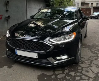 Vooraanzicht van een huurauto Ford Fusion Sedan in Tbilisi, Georgië ✓ Auto #10821. ✓ Transmissie Automatisch TM ✓ 0 beoordelingen.