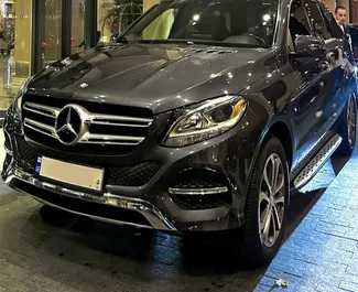 Vooraanzicht van een huurauto Mercedes-Benz GLE-Class in Tbilisi, Georgië ✓ Auto #10794. ✓ Transmissie Automatisch TM ✓ 0 beoordelingen.