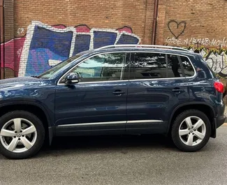 Vooraanzicht van een huurauto Volkswagen Tiguan in Barcelona, Spanje ✓ Auto #10934. ✓ Transmissie Automatisch TM ✓ 0 beoordelingen.