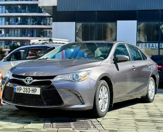 Vooraanzicht van een huurauto Toyota Camry in Tbilisi, Georgië ✓ Auto #9870. ✓ Transmissie Automatisch TM ✓ 0 beoordelingen.