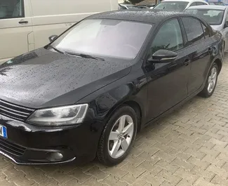 Vooraanzicht van een huurauto Volkswagen Jetta in Tirana, Albanië ✓ Auto #10857. ✓ Transmissie Automatisch TM ✓ 0 beoordelingen.