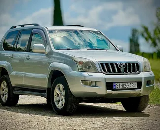 Vooraanzicht van een huurauto Toyota Land Cruiser Prado in Koetaisi, Georgië ✓ Auto #10823. ✓ Transmissie Automatisch TM ✓ 0 beoordelingen.