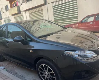 Vooraanzicht van een huurauto SEAT Ibiza op de luchthaven van Tirana, Albanië ✓ Auto #10909. ✓ Transmissie Handmatig TM ✓ 0 beoordelingen.