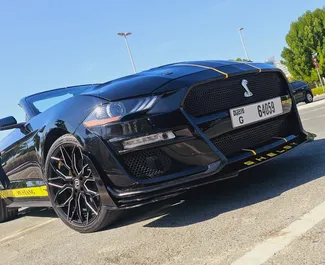 Interieur van Ford Mustang Coupe te huur in de VAE. Een geweldige auto met 4 zitplaatsen en een Automatisch transmissie.