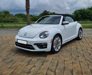 Vooraanzicht van een huurauto Volkswagen Beetle Cabrio in Batumi, Georgië ✓ Auto #10815. ✓ Transmissie Automatisch TM ✓ 0 beoordelingen.