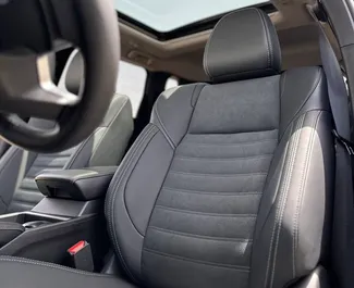 Interieur van Mitsubishi Outlander te huur in de VAE. Een geweldige auto met 7 zitplaatsen en een Automatisch transmissie.