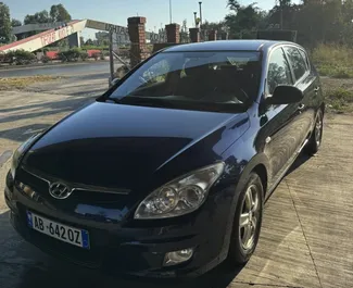 Vooraanzicht van een huurauto Hyundai i30 in Durrës, Albanië ✓ Auto #10494. ✓ Transmissie Handmatig TM ✓ 1 beoordelingen.