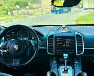 Interieur van Porsche Cayenne Turbo te huur in Georgië. Een geweldige auto met 5 zitplaatsen en een Automatisch transmissie.