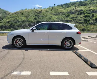 Vooraanzicht van een huurauto Porsche Cayenne in Tbilisi, Georgië ✓ Auto #6290. ✓ Transmissie Automatisch TM ✓ 0 beoordelingen.