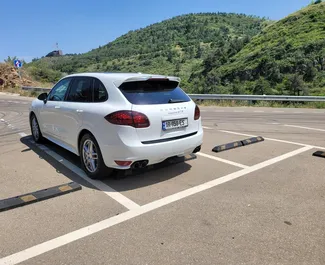 Autohuur Porsche Cayenne 2013 in in Georgië, met Benzine brandstof en 420 pk ➤ Vanaf 320 GEL per dag.