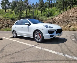 Benzine motor van 4,8L van Porsche Cayenne 2013 te huur in Tbilisi.