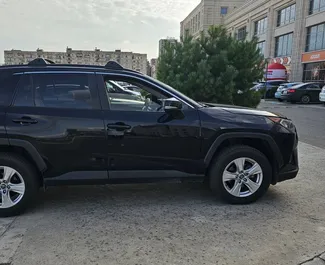 Vooraanzicht van een huurauto Toyota Rav4 in Tbilisi, Georgië ✓ Auto #11015. ✓ Transmissie Automatisch TM ✓ 0 beoordelingen.