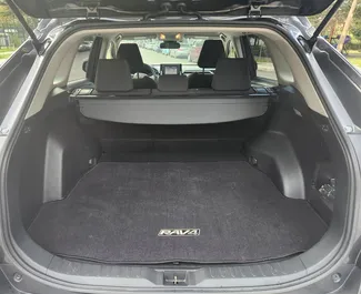 Toyota Rav4 2020 beschikbaar voor verhuur in Koetaisi, met een kilometerlimiet van onbeperkt.