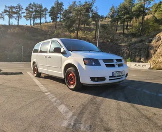 Vooraanzicht van een huurauto Dodge Grand Caravan in Tbilisi, Georgië ✓ Auto #8082. ✓ Transmissie Automatisch TM ✓ 0 beoordelingen.