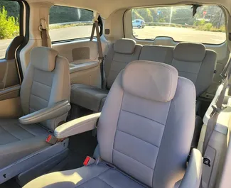 Interieur van Dodge Grand Caravan te huur in Georgië. Een geweldige auto met 7 zitplaatsen en een Automatisch transmissie.